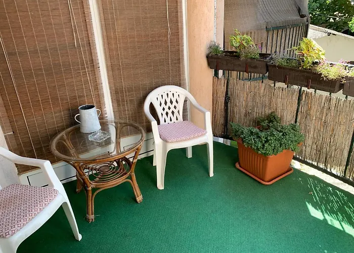 Plaza Apartment *